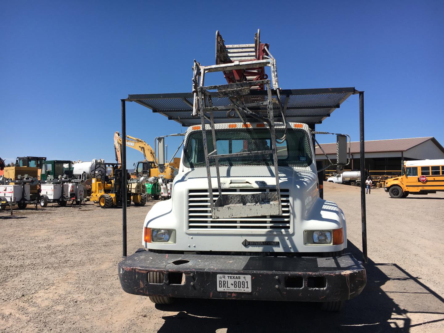 CAMION CON CANASTILLA INTERNATIONAL 4700 4X2